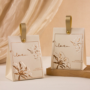 <span class=keywords><strong>Scatole</strong></span> Regalo di Lusso per <span class=keywords><strong>Bomboniere</strong></span> Nuziali Stile Francese con Motivi Floreali in Rilievo, Sacchetti Triangolari per Caramelle e Candele con Manico per Addio al Nubilato - Product Image 3