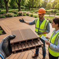 Planche de terrasse en WPC à grain de bois imperméable moderne, revêtement composite extérieur pour jardin avec texture de surface naturelle