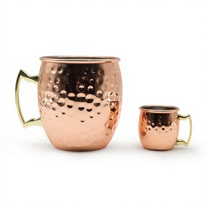 Ensemble de tasses à Moscow Mule en cuivre massif, fabriquées à la main, avec finition martelée et poignée en laiton, compatibles lave-vaisselle et micro-ondes, pour les fêtes - Product Image 1