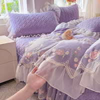 Parure de lit d'hiver en velours violet brodé de dentelle style français avec jupe de lit et housse de couette à volants