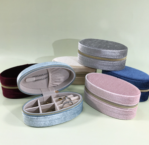 Boîte recouverte de tissu velours multicolore, fermeture éclair dorée, doublure multi-compartiments, forme ovale petite, intérieur en velours doux. - Product Image 1