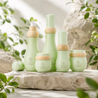 Bouteille en verre givré en forme de gourde OEM ODM à étiquette privée 30g 50g 40ml 100ml 120ml pour une solution complète d'emballage cosmétique