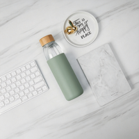 Bouteille d'eau en verre borosilicate transparent de 700 ml avec logo personnalisé, couvercle en bambou et manchon en silicone antidérapant pour les boissons