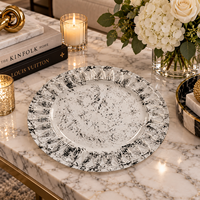 Eleganter schwarzer marmorierter 13-Zoll-Platzteller aus klarem PS-Kunststoff mit strahlender Relief-Textur für Bankett- und Catering-Events