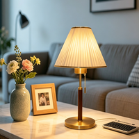 Lampe de table vintage en laiton massif avec poteau en bois de noyer, abat-jour en tissu plissé doux, cordon de tirage, lampe de chevet décorative pour la maison et l'hôtel