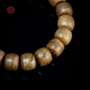 กำไลข้อมือไม้กฤษณาลูทอง ขนาด 12 มม. เม็ดกลม ประเภท 1 ไม้กฤษณาคุณภาพดี กลิ่นหอมผ่อนคลาย ของขวัญเครื่องประดับ - Product Image 3