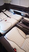 Kits de modification intérieure pour les MPVs, les fourgonnettes et les camping-cars : sièges relevables, panneaux muraux, éclairages plafonniers et canapés-lits.