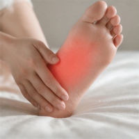 Patchs chauffants pour les pieds Qichun Qi Ai à l'armoise avec sangle réglable, compresses chaudes naturelles à base de plantes pour les pieds, OEM