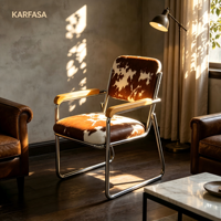 Fauteuil cantilever en cuir de vachette avec structure chromée et accoudoirs en bois, style Mid-Century Modern, motif marron et blanc, pour bureau, salle à manger ou salon.