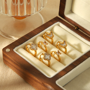 ต่างหูสไตล์ยุโรปอเมริกันหรูหราเบาๆ ทำจากไทเทเนียมสตีลรูปใบโคลเวอร์สี่แฉก ต่างหูแบบติดหูรูปผีเสื้อเคลือบทอง 18k ทำจากสแตนเลสสตีล - Product Image 1