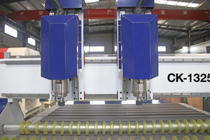Máquina de grabado CNC para carpintería 1325, máquina de grabado CNC de doble cabezal independiente con rueda de prensa - Product Image 5