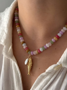 Boho-Halskette mit Natursteinen, Süßwasserperlen und Glücksfisch-Anhänger - Product Image 3
