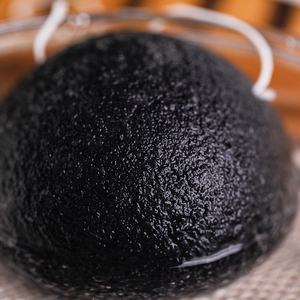 Éponge Konjac au charbon de bambou, nettoyage du visage doux, 1 pièce - Product Image 6