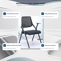 Chaise de formation moderne empilable et pivotante à hauteur réglable avec accoudoirs, dossier en maille, siège rembourré en mousse haute densité et structure en acier
