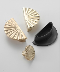 Forniture Hardware all'Ingrosso, Maniglie e Pomelli Moderni in Lega di Zinco Nero Opaco e Oro per Hotel, Soggiorno e Cucina - Product Image 2