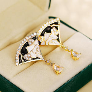 Boucles d'oreilles pendantes de luxe en cristal plaqué or avec motif floral en émail noir et blanc pour femme, bijoux de soirée - Product Image 3