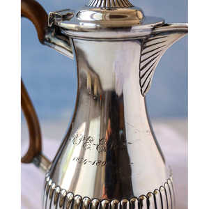 Teiera in Bakelite Sheffield con Manico, Serie Chocolate Pot, di Gabriella P. con Spedizione Manuale - Product Image 1