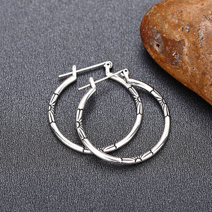 Boucles d'oreilles créoles florales vintage argentées pour femme, bijoux de mode élégants et tendance - Product Image 6