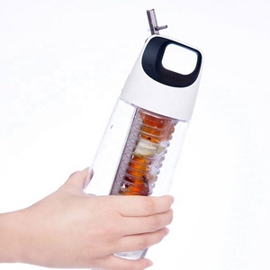 Botella de Agua Deportiva Tritan de 700 ml (24 oz) Libre de BPA con Filtro para Frutas - Product Image 3