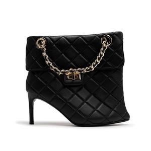 أحذية نسائية قصيرة أنيقة مخصصة لعام <span class=keywords><strong>2026</strong></span> من الجلد بمقدمة مدببة وكعب رفيع مع تصميم حقيبة يد وسلسلة معدنية - Product Image 2