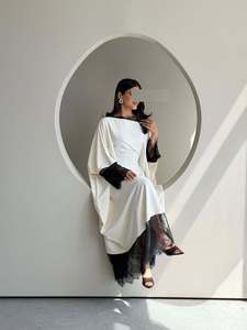 Abaya Cerrada COMMuslim, Vestido Blanco con Encaje Negro, Fabricantes de Túnicas Holgadas Personalizadas para Mercados Europeos, Americanos y de Oriente Medio - Product Image 2