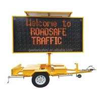 Panneau d'affichage dynamique à messages variables (VMS) LED pliable monté sur véhicule pour travaux routiers