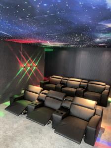 بيع مباشر كرسي أريكة مسرح منزلي جلد أسود مقعد كهربائي أحدث تصميم كرسي مسرح سينمائي مع مسند رأس كهربائي - Product Image 2