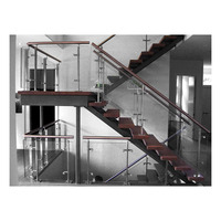 Escalier flottant moderne sur mesure pour intérieur, à poutre simple, avec structure en acier, marches en bois et garde-corps en câble