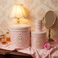 Boîte cadeau ronde rose en matériaux recyclés avec laminage mat et gaufrage pour les fleuristes et les roses