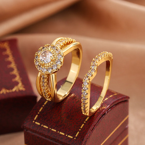 Anillo de Compromiso KYRA0889 de Lujo y Popular, con Circonio que Rodea un Brillante Anillo de Latón Chapado en Oro, Juego de Dos Anillos para Mujer - Product Image 1