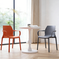 Chaise de salle à manger d'extérieur en plastique PP, design moderne et minimaliste, empilable, pour restaurants et hôtels