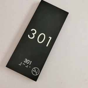 Plaques de numéros de chambre personnalisées ADA, signalétique de direction pour hôtels et appartements, panneaux de porte de chambre d'hôtel - Product Image 1