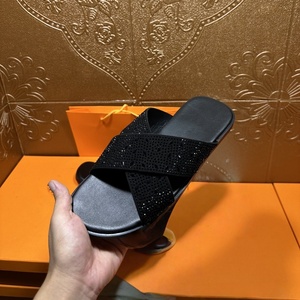 Claquettes noires à paillettes pour femmes avec bride croisée, pantoufles de créateur pour hommes et femmes, semelle extérieure en PU, semelle intermédiaire en EVA - Product Image 1