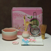 Set de Matcha Rose Personnalisé en Forme de Fleur Rose Bol à Matcha en Céramique Chawan avec Bec 4pcs Matcha Coffret Cadeau de Départ de Voyage