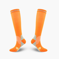 Bas de compression à motifs rayés. Pour le cyclisme et la course, avec un design élastique et extensible pour les mollets