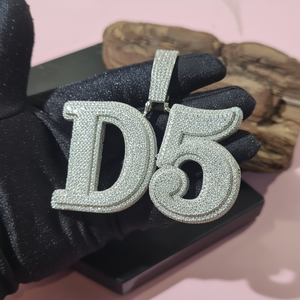 Pendentif personnalisable chiffre et lettre en Moissanite taille émeraude, Argent sterling 925 doré, Bijoux fins, Cadeau Hip Hop, Breloques - Product Image 1