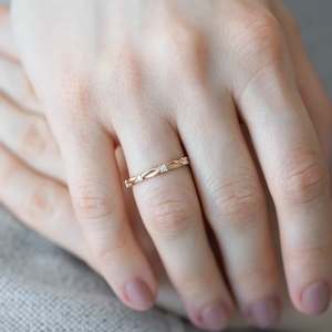 Anillo Delicado de Moissanita, Chapado en Oro Rosa de 14K, Anillo de Tres Piedras con Banda Trenzada, Anillo Apilable Minimalista, Anillo Delicado con Diamantes - Product Image 3