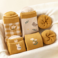 Vente en gros, chaussettes d'hiver à fleurs Premium, Logo mignon, chaussettes en coton épais, grille jaune, chaussettes d'hiver pour femmes