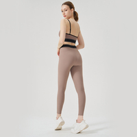 Ensemble de sport 2 pièces côtelé pour femme avec logo personnalisé : Brassière de yoga, débardeur de course et short legging taille haute pour le yoga et le fitness