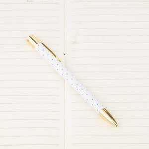 Bolígrafo Blanco con Detalles Dorados y Diseño de Puntos, Venta al Por Mayor, Personalizable con Logotipo y Color - Product Image 5