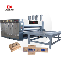 Machine semi-automatique d'impression et de découpe de boîtes en carton ondulé 3 couleurs, pour boîtes à pizza, impression flexo et découpe.