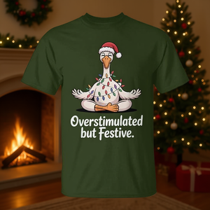 Camiseta con diseño de pato meditando y luces navideñas, sobrestimulado pero con un diseño festivo navideño - Product Image 3