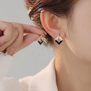 Pendientes de Bloque de Alta Gama al por Mayor, Diseño Simple y Elegante con Estilo Moderno, Lujo Ligero, Nicho de Fragancia Pequeño - Product Image 3