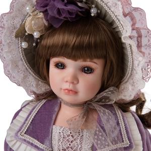 Poupée vintage en porcelaine : robe en dentelle satinée, présentoir, en boîte - France