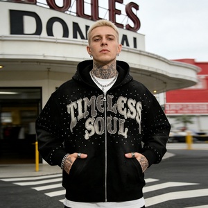 <span class=keywords><strong>Felpa</strong></span> <span class=keywords><strong>con</strong></span> <span class=keywords><strong>Cappuccio</strong></span> <span class=keywords><strong>Nera</strong></span> da Uomo <span class=keywords><strong>con</strong></span> Ricamo Patchwork ed Effetto Vernice Schizzata <span class=keywords><strong>con</strong></span> Strass per uno Stile Streetwear Audace ed Elegante - Product Image 3