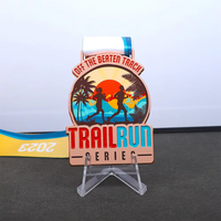 Médaille de finisseur de course de trail en alliage de zinc avec émail souple et ruban imprimé personnalisé pour la récompense des vainqueurs des courses de cross-country 5K 10K en extérieur