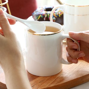Taza de cerámica minimalista con borde dorado en relieve, de porcelana fina, para té de la tarde o uso en la oficina. - Product Image 2