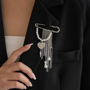 Broche de Diseño con Colgante de Corazón/Remache de Perlas Imitación, Cadena y Borla para Mujer, Accesorios de Moda para Trajes de Fiesta, Joyería, Regalo - Product Image 1