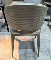 Chaise de salle à manger moderne de luxe léger avec dossier en cuir ondulé et pieds en métal pour la maison et l'hôtel