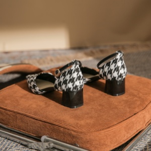 Sandalias de tacón alto con punta en pico, elegantes zapatos de tacón alto con diseño de diamantes en blanco y negro, ideales para el día a día. - Product Image 5